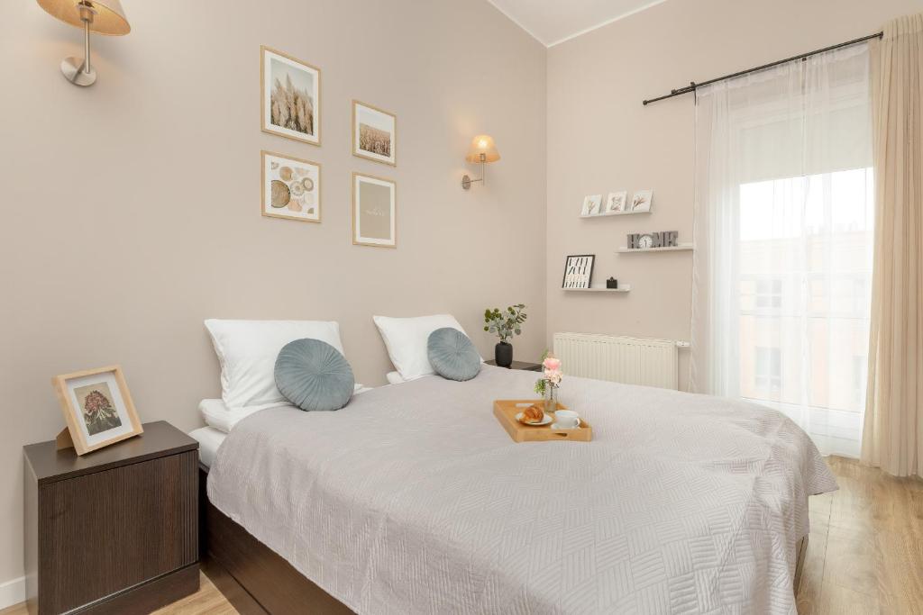 En eller flere senge i et værelse på Modern Apartment with Balcony Gdańsk Śródmieście by Renters