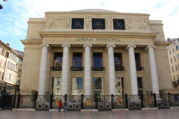 um grande edifício com pilares à sua frente em T1 Vieux Port Opéra em Marselha