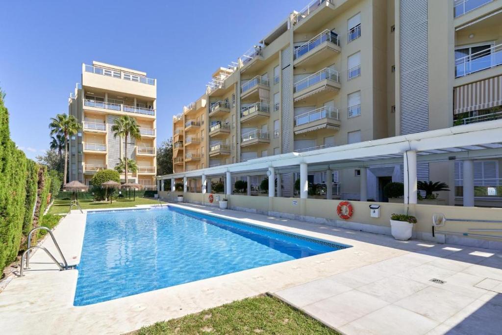 una piscina frente a un edificio en Apartamento en Playa de Motril en Motril