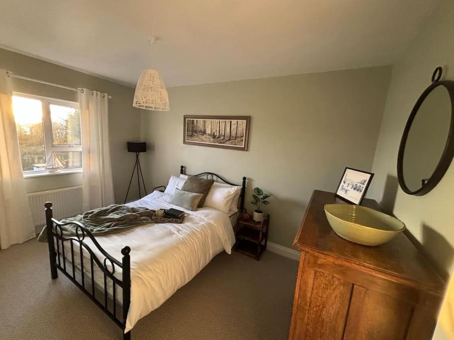 um quarto com uma cama e um espelho grande em Seaview Bungalow em Donegal