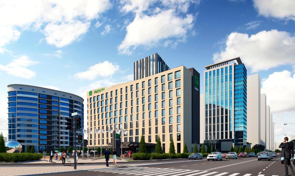 dwa wysokie budynki w mieście z ulicą w obiekcie Holiday Inn Express - Astana - Turan, an IHG Hotel w mieście Astana