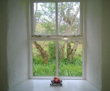 una ventana con un coche de juguete delante en 381 Glassillaun Cottage, en Renvyle