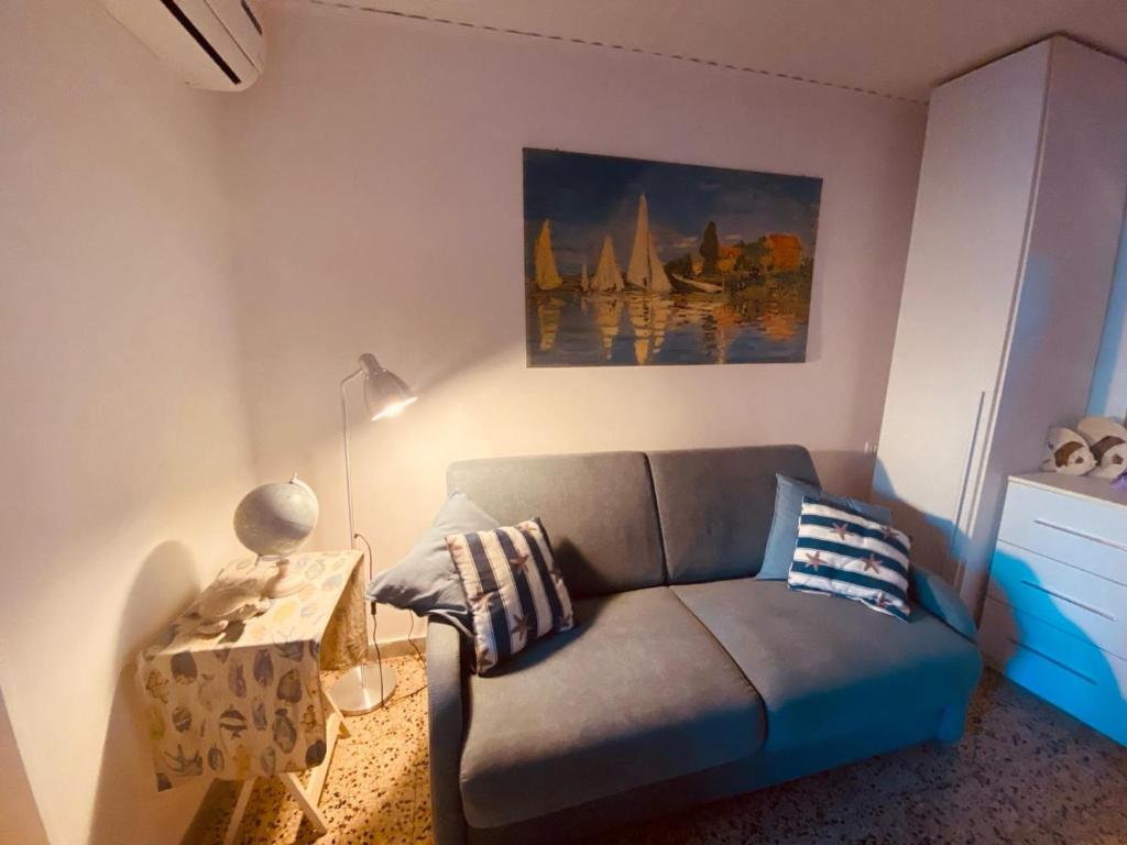 uma sala de estar com um sofá e uma mesa em Stella marina em Anzio