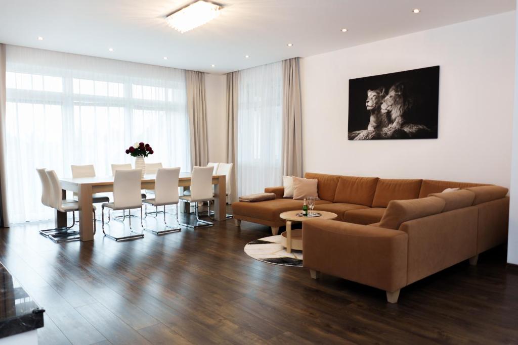 salon z kanapą, stołem i krzesłami w obiekcie Luxury Apartment with Sauna w Koszycach