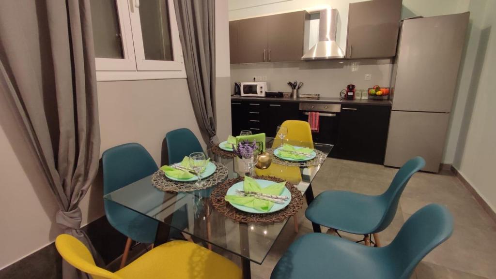 - une cuisine avec une table à manger et des chaises dans l'établissement Athens Museum Modern APR, à Athènes