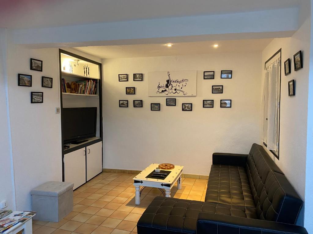 Televízia a/alebo spoločenská miestnosť v ubytovaní Agréable maison au cœur du village
