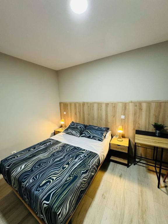 A bed or beds in a room at Hospedaje Los Rosales