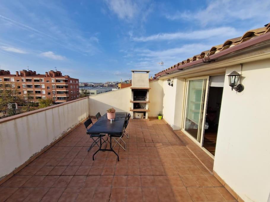 薩瓦德爾的住宿－El Atico de Sabadell muy cerca del centro，阳台的天井配有桌椅