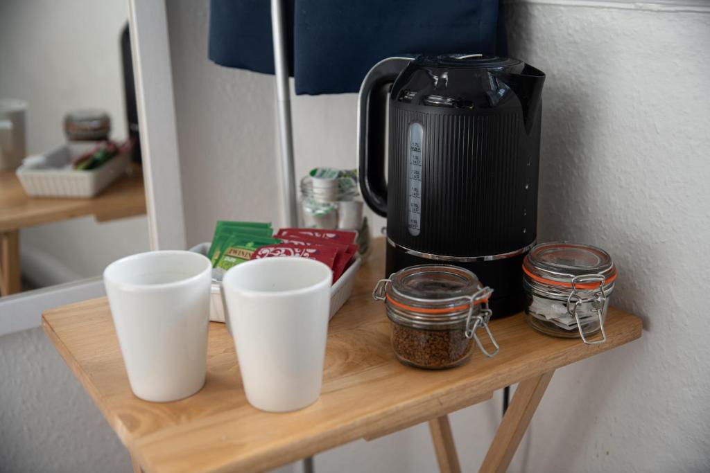 Příslušenství pro přípravu čaje a kávy v ubytování St Christopher's Inn Camden
