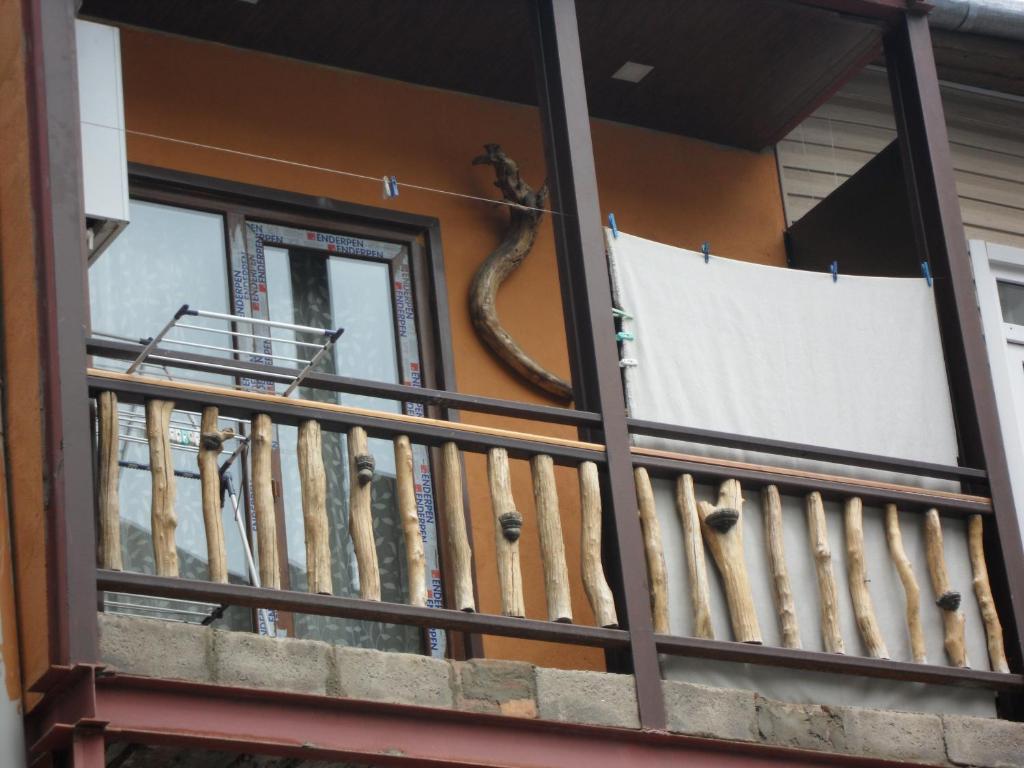 uma varanda de uma casa com uma cobra na parede em Freedom Square em Tbilisi