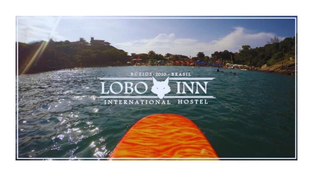 vista sulla parte anteriore di una barca in acqua di Hostel Lobo Inn - Buzios a Búzios