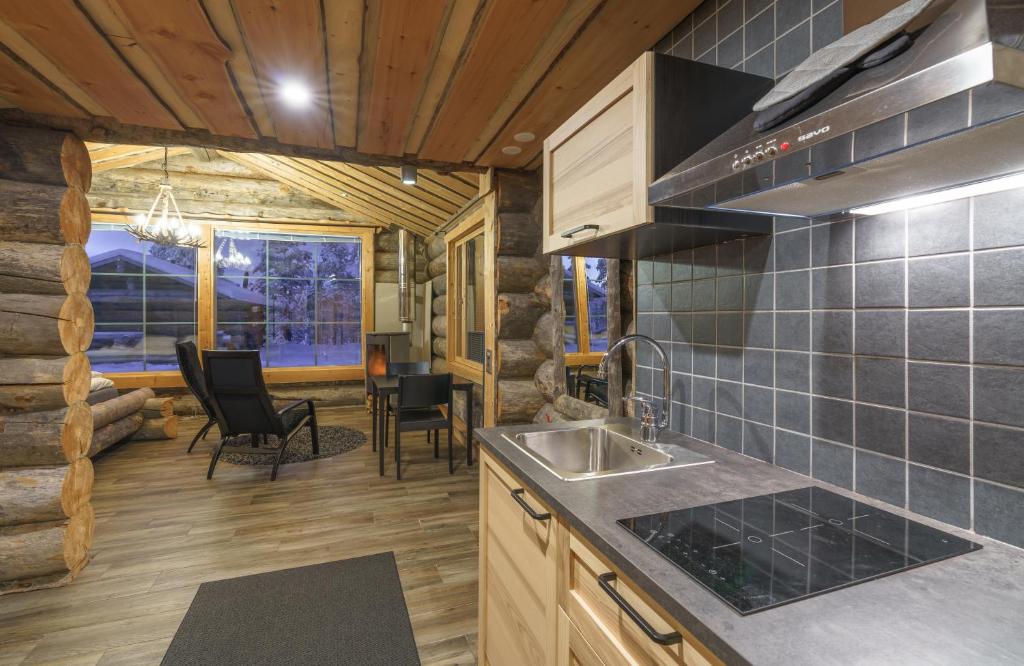 Een keuken of kitchenette bij Wilderness Hotel Muotka & Igloos