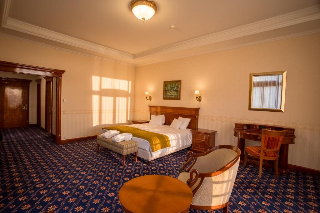 Postel nebo postele na pokoji v ubytování Hotel Golden Palace