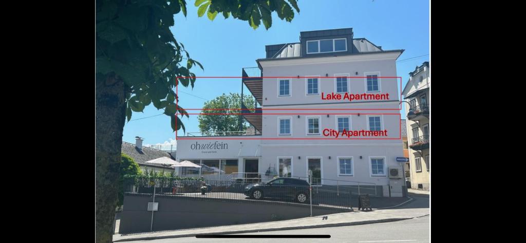 ein großes weißes Gebäude mit einem Schild darauf in der Unterkunft CityLake G23 Apartments mit kostenlosem Parkgaragen-Stellplatz !! in Gmunden