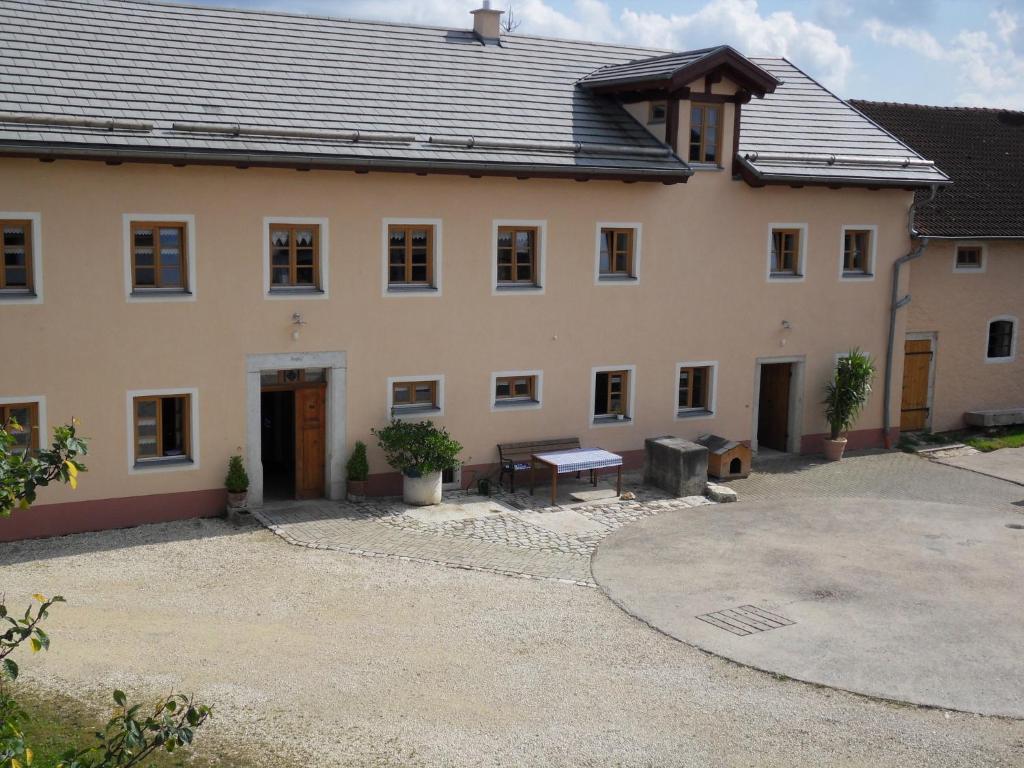 ein großes Gebäude mit einem Innenhof davor in der Unterkunft Ferienwohnung - b50233 in Schernfeld