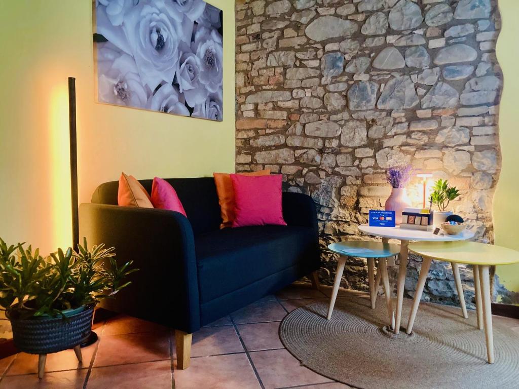 een woonkamer met een bank en een tafel bij Residenza Borgo 9 in Collecchio