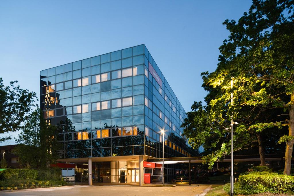 ein großes Glasgebäude mit vielen Fenstern in der Unterkunft easyHotel Milton Keynes in Milton Keynes