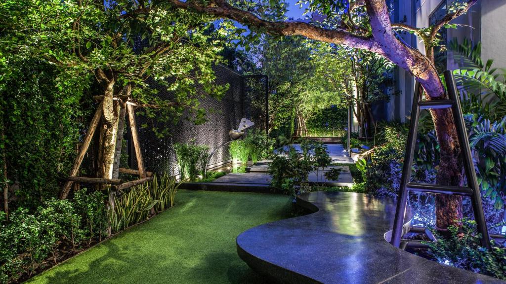 Zahrada ubytování Holiday Inn Express Bangkok Soi Soonvijai by IHG