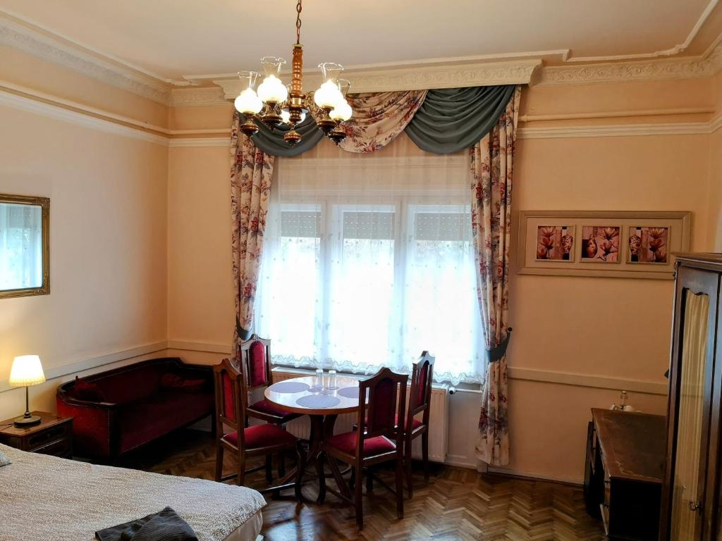Postel nebo postele na pokoji v ubytování Kikelet Villa