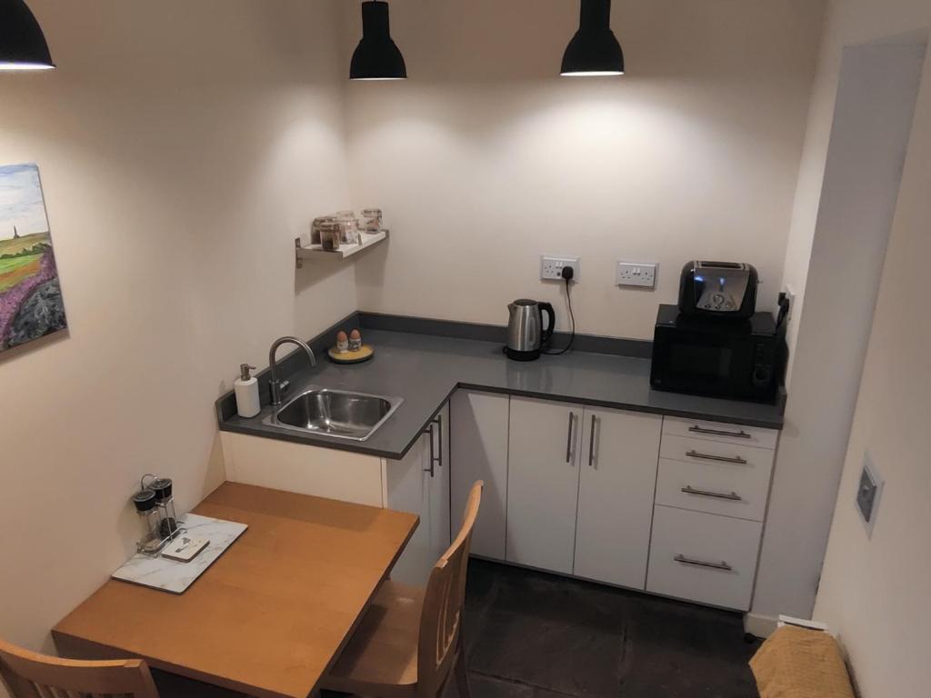 Private annex to Victorian villa, with kitchen and Free parking - Apartamento De Una Habitación