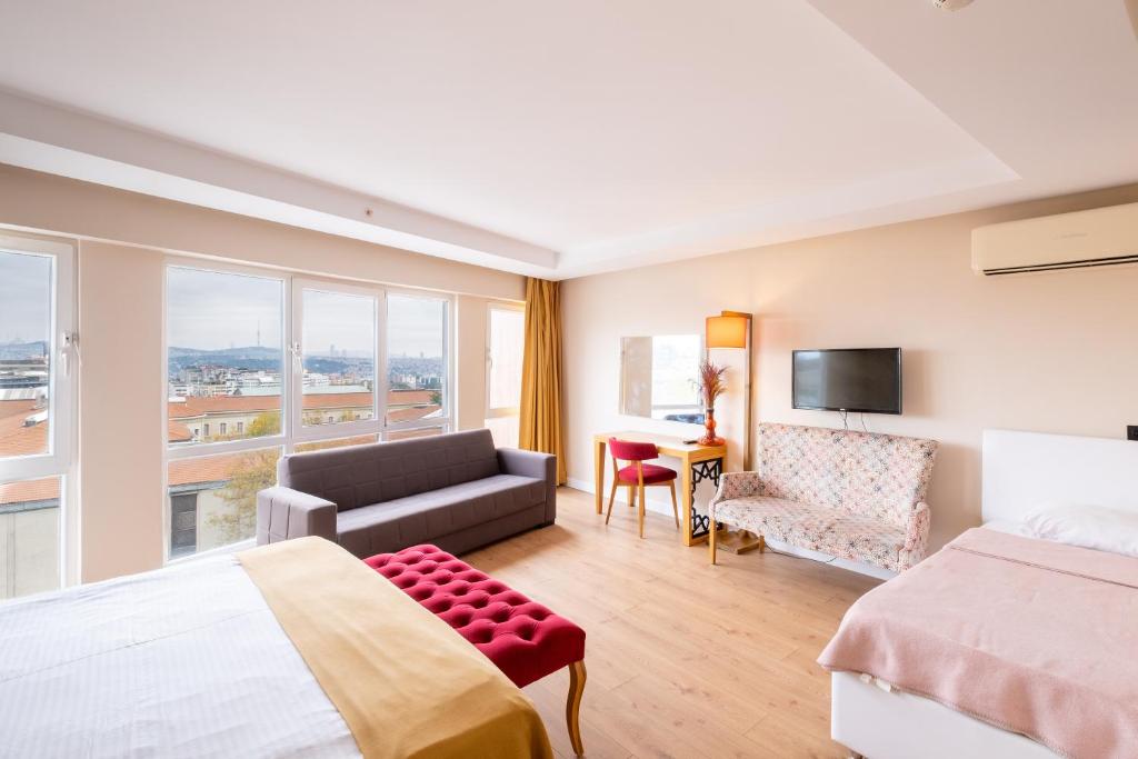pokój hotelowy z łóżkiem i kanapą w obiekcie Suite Rooms By Vvrr w Stambule