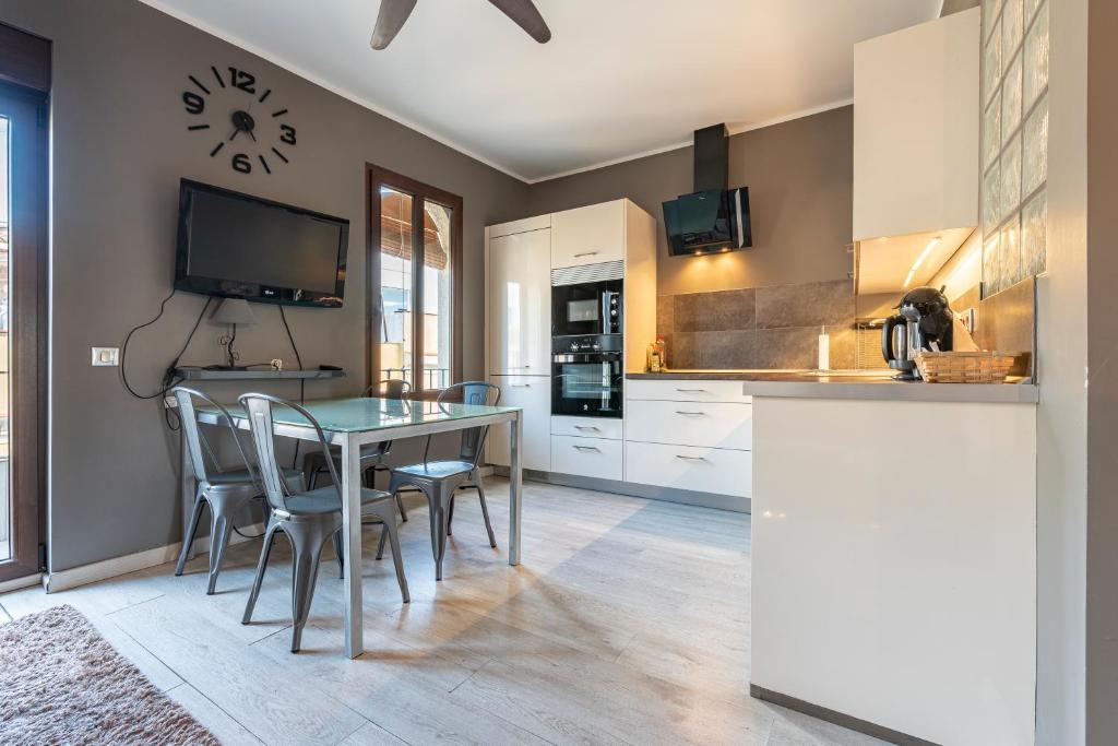 a kitchen with a table and chairs and a counter at Bettatur Apartament Tarraco in Tarragona