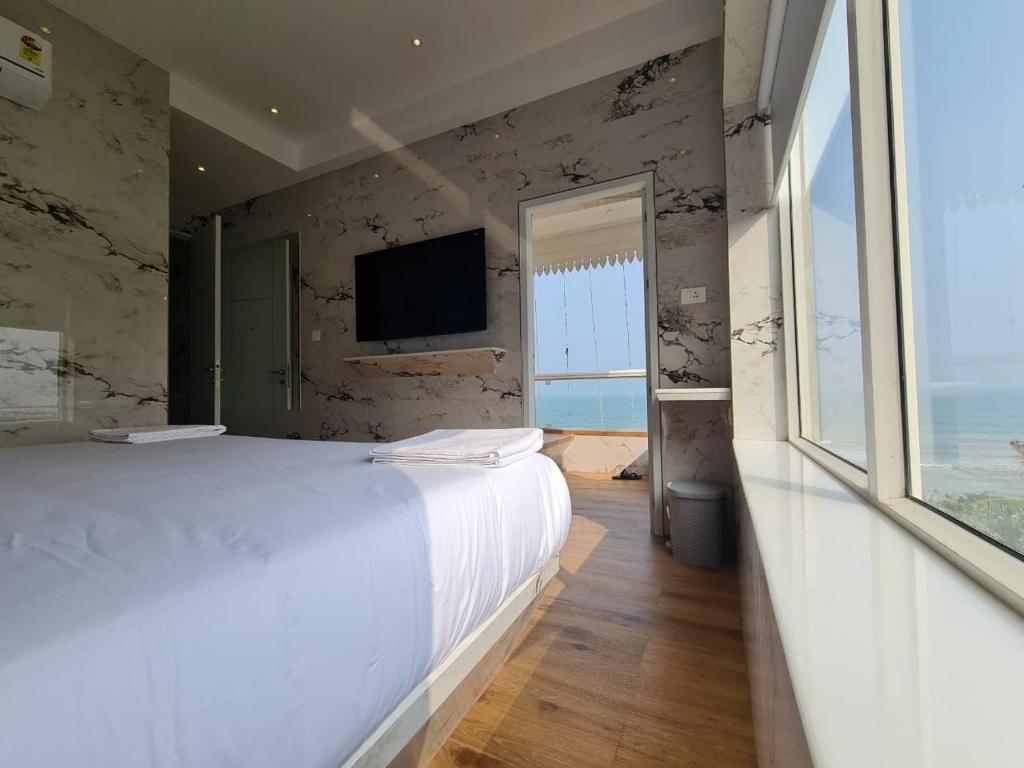 A bed or beds in a room at Lotus Rooms@Rockbeach