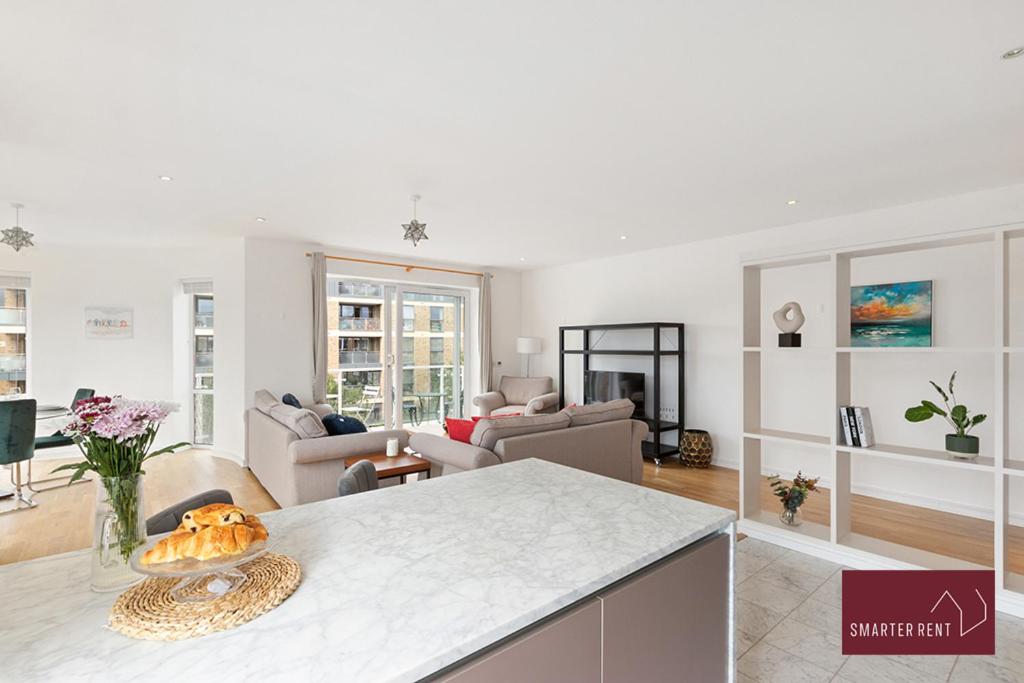 a kitchen and living room with a table in a room at Richmond - Luxury 2 Bed Flat in London