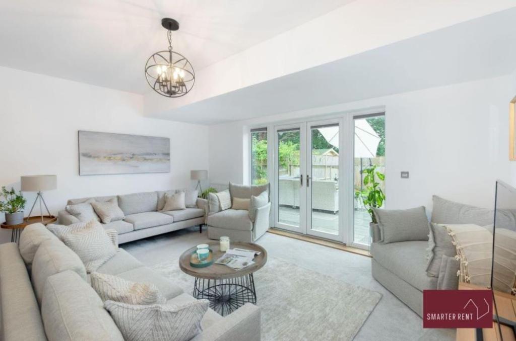 Posezení v ubytování Sunbury-on-Thames - 4 Bed House