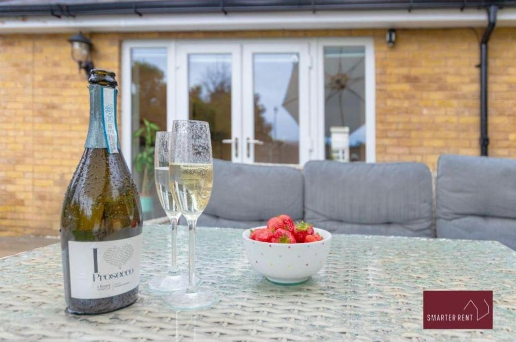 Nápoje v ubytování Sunbury-on-Thames - 4 Bed House