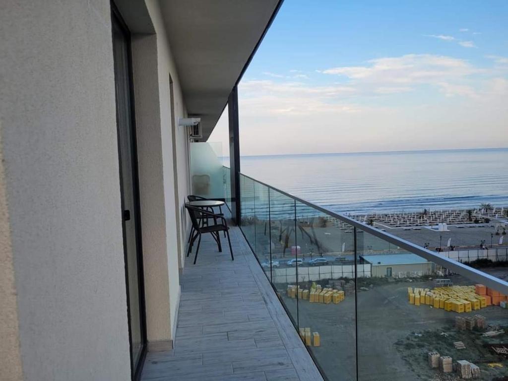 uma varanda de um edifício com vista para o oceano em Horizon-Endless Summer Apartaments em Mamaia Nord – Năvodari