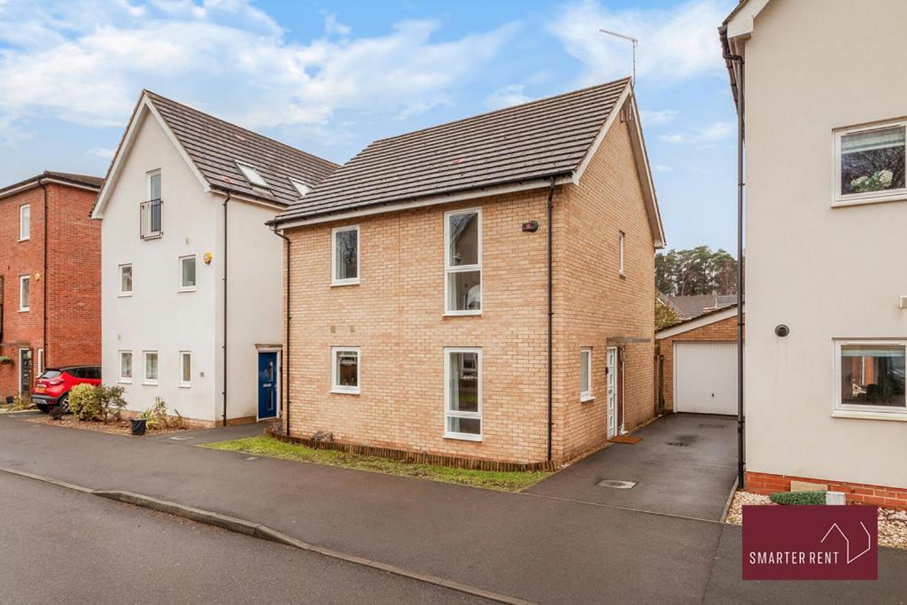 a brick house with a garage in a street at Bracknell - 4 Bedroom House - With Driveway, Garden & Garage in Bracknell