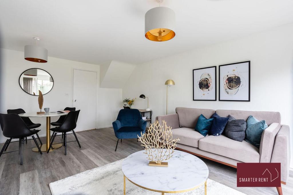 Knaphill 2 Bedroom House Garden & Parking, Chobham (updated prices