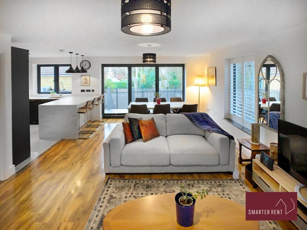 Shepperton 3 Bedroom Home, WaltononThames (updated prices 2024)