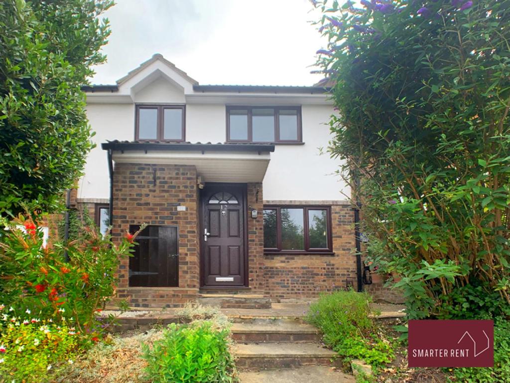 West ClandonにあるGuildford - 2 Bedroom Houseの煉瓦造りの家