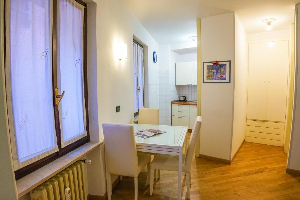 a kitchen and dining room with a table and chairs at Italianflat - Filippini Apartment in Verona
