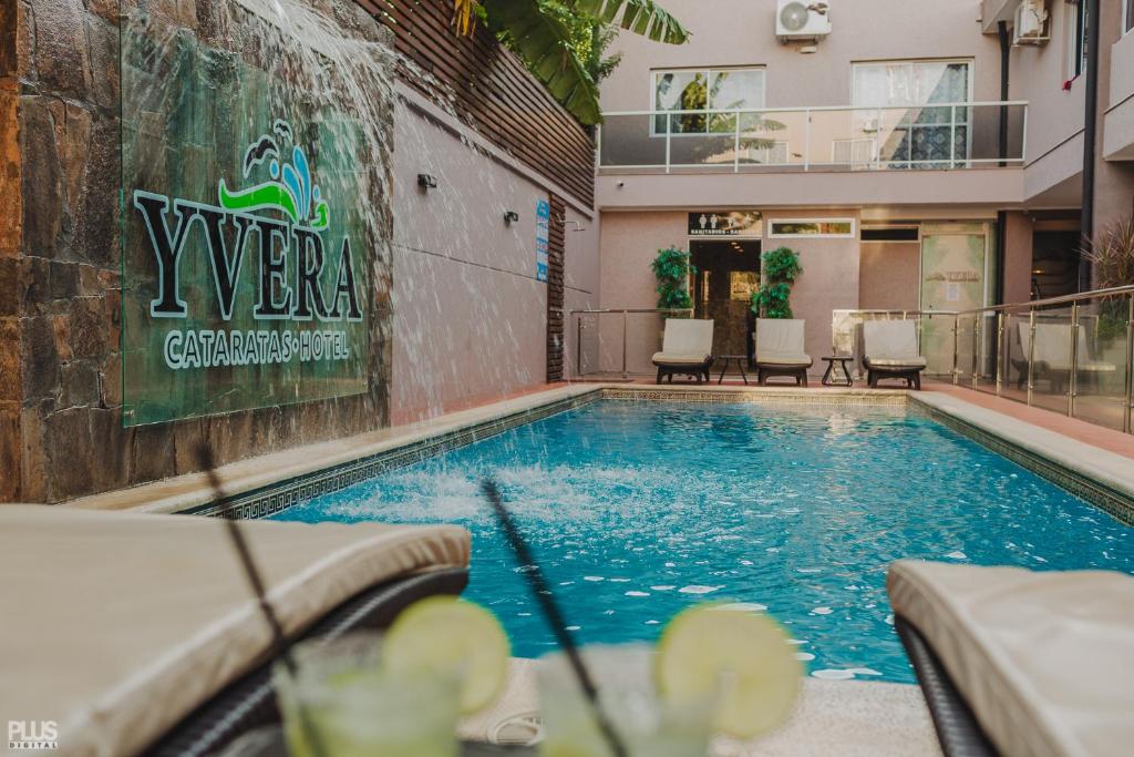 Bazén v ubytování Hotel Yvera Cataratas nebo v jeho okolí