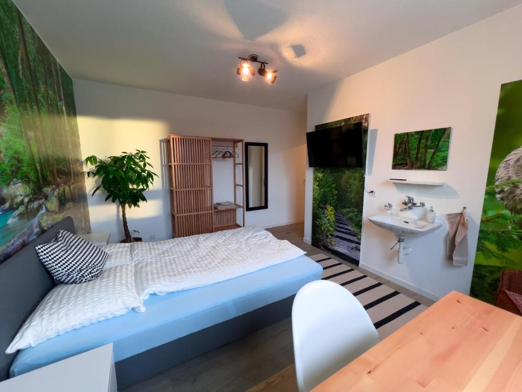 ein Schlafzimmer mit einem Bett und einem Waschbecken in der Unterkunft Gery's Camp in Luzern