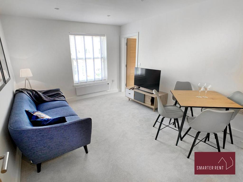 伊頓的住宿－Eton, Windsor - 1 Bedroom First Floor Apartment - With Parking，客厅配有蓝色的沙发和桌子