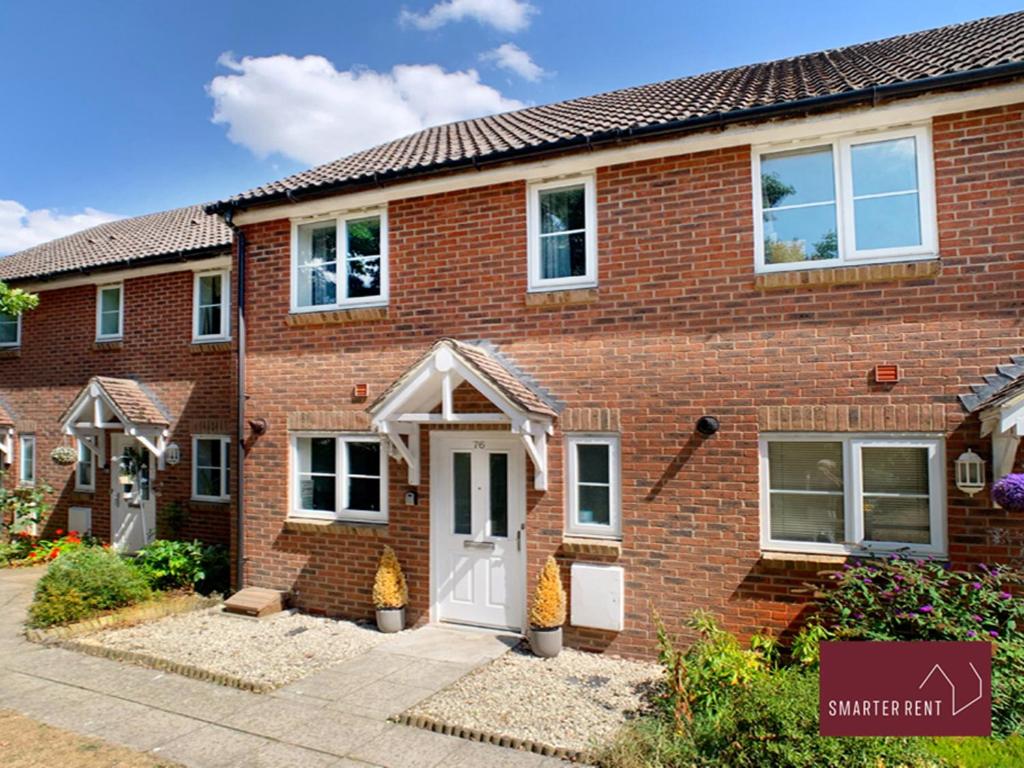 a red brick house with a white door at Wokingham - 2 Bedroom House - With Garden in Winnersh