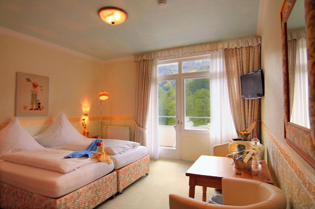 Postel nebo postele na pokoji v ubytování Hotel Weingärtner