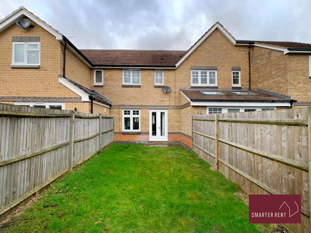 a house with a fence and a yard at Bracknell - 2 Bedroom House With Garden and Parking in Easthampstead