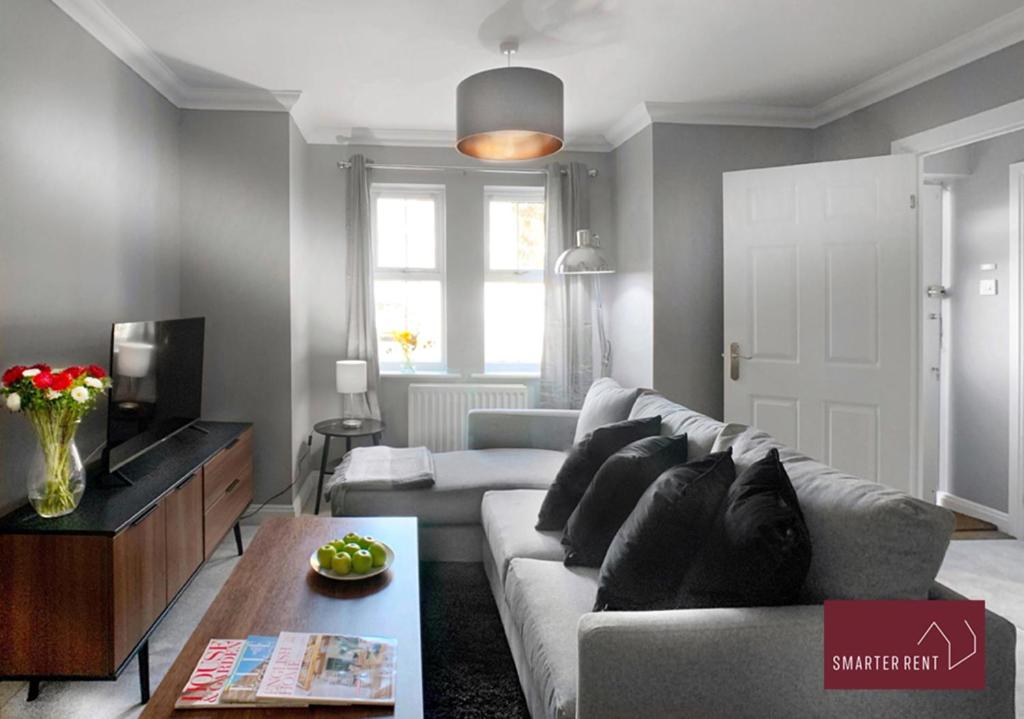 Χώρος καθιστικού στο Knaphill - 2 Bedroom House - With Parking