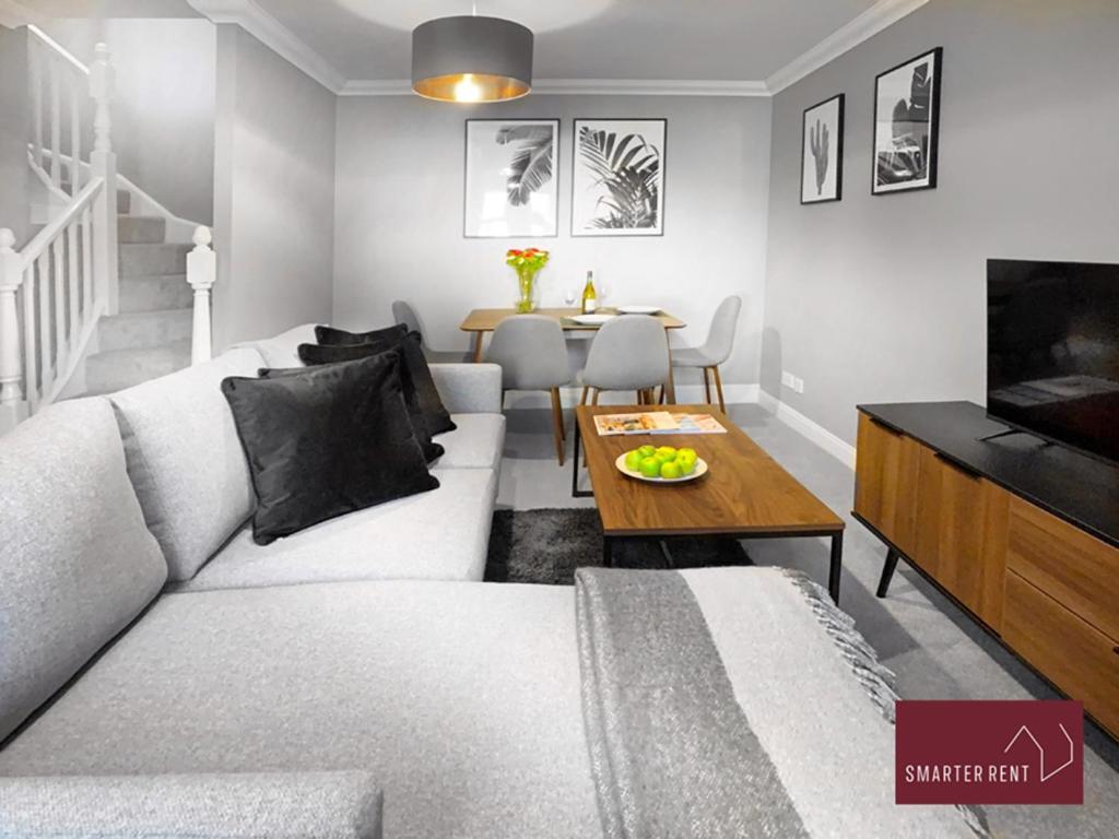 Knaphill - 2 Bedroom House - With Parking - Two-Bedroom Apartment