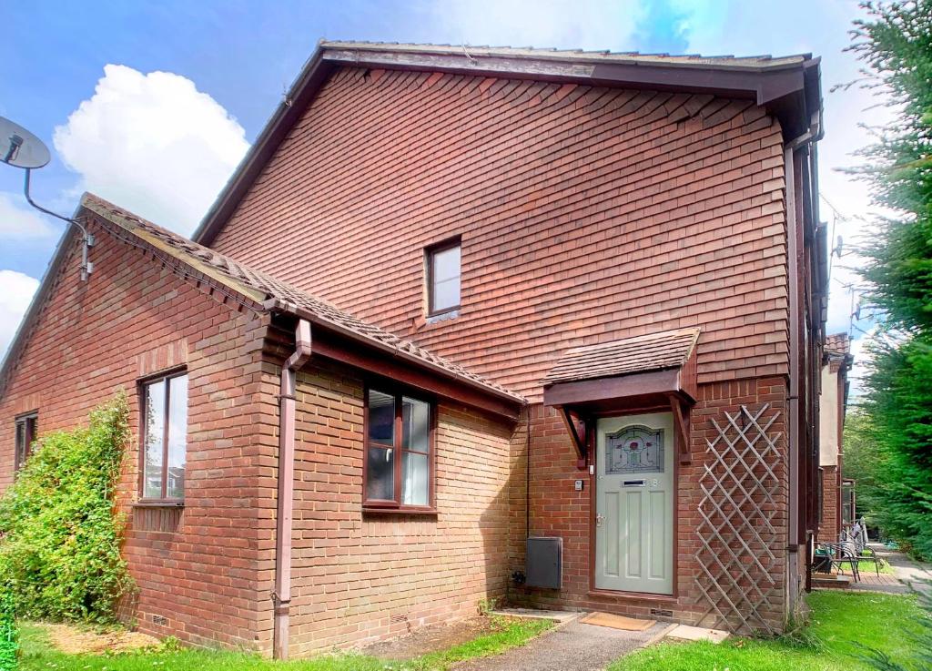 une maison en briques avec un toit brun dans l'établissement Wokingham - 2 Bedroom House, à Wokingham