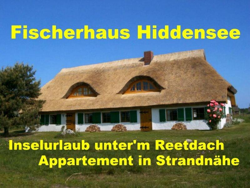 una casa con tetto di paglia con le parole fethrilhovurdenurden di Appartement im Fischerhaus Hiddensee 33 qm a Neuendorf