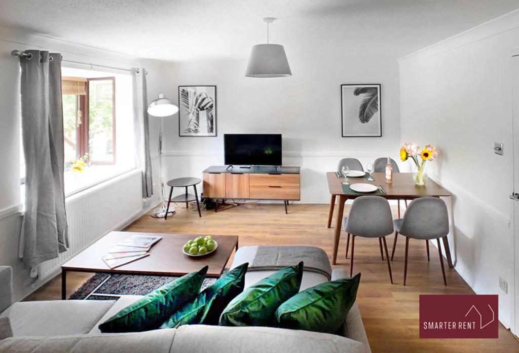 uma sala de estar com um sofá e uma mesa em Hitchin - Millstream - 2 Bedroom Coach House em Ickleford
