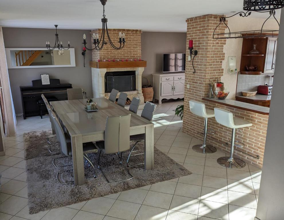 a kitchen and dining room with a table and chairs at CYGNE-CYCLES chambre d'hotes 