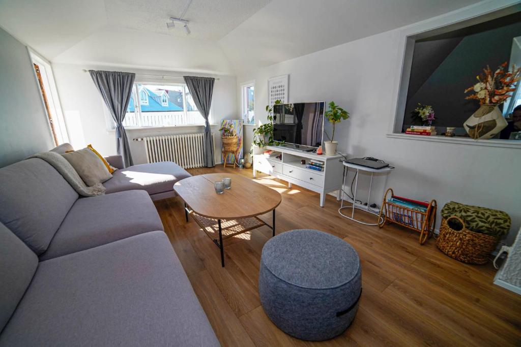 sala de estar con sofá y mesa en Cozy apartment in the heart of Reykjavík! en Reikiavik