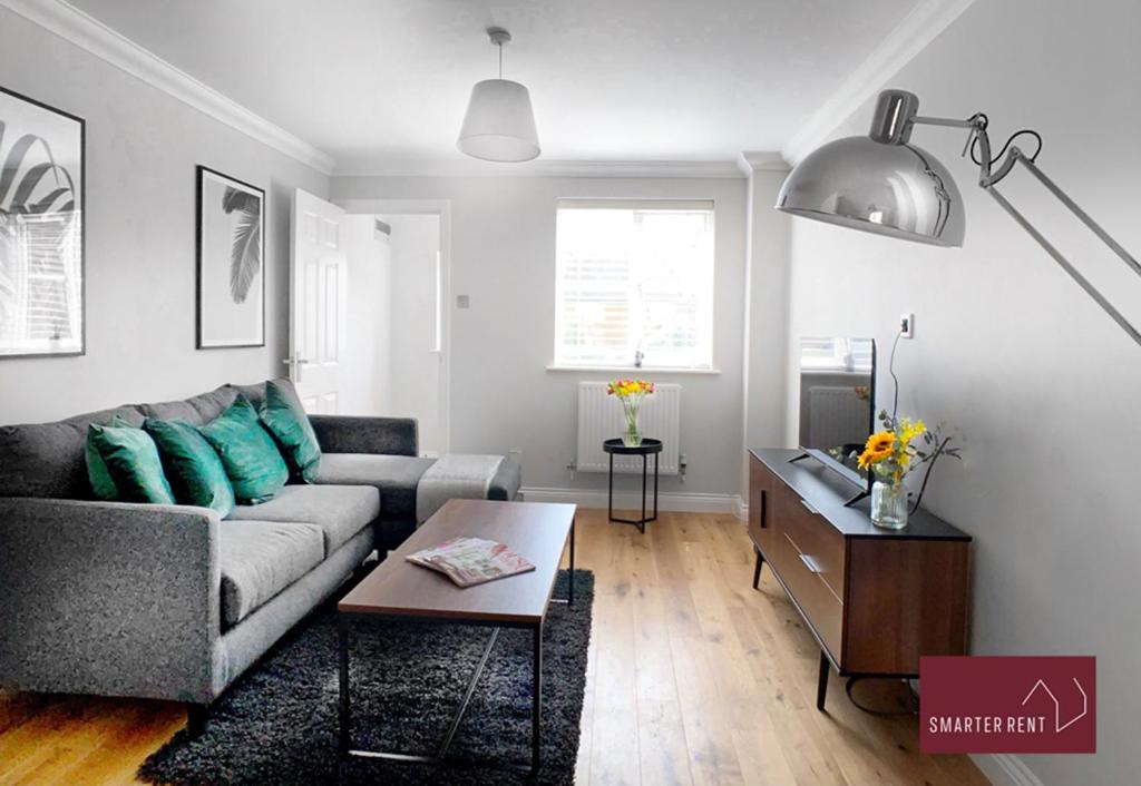 - un salon avec un canapé et une table dans l'établissement Wokingham - 2 Bedroom Ground Floor Flat - With Parking, à Wokingham